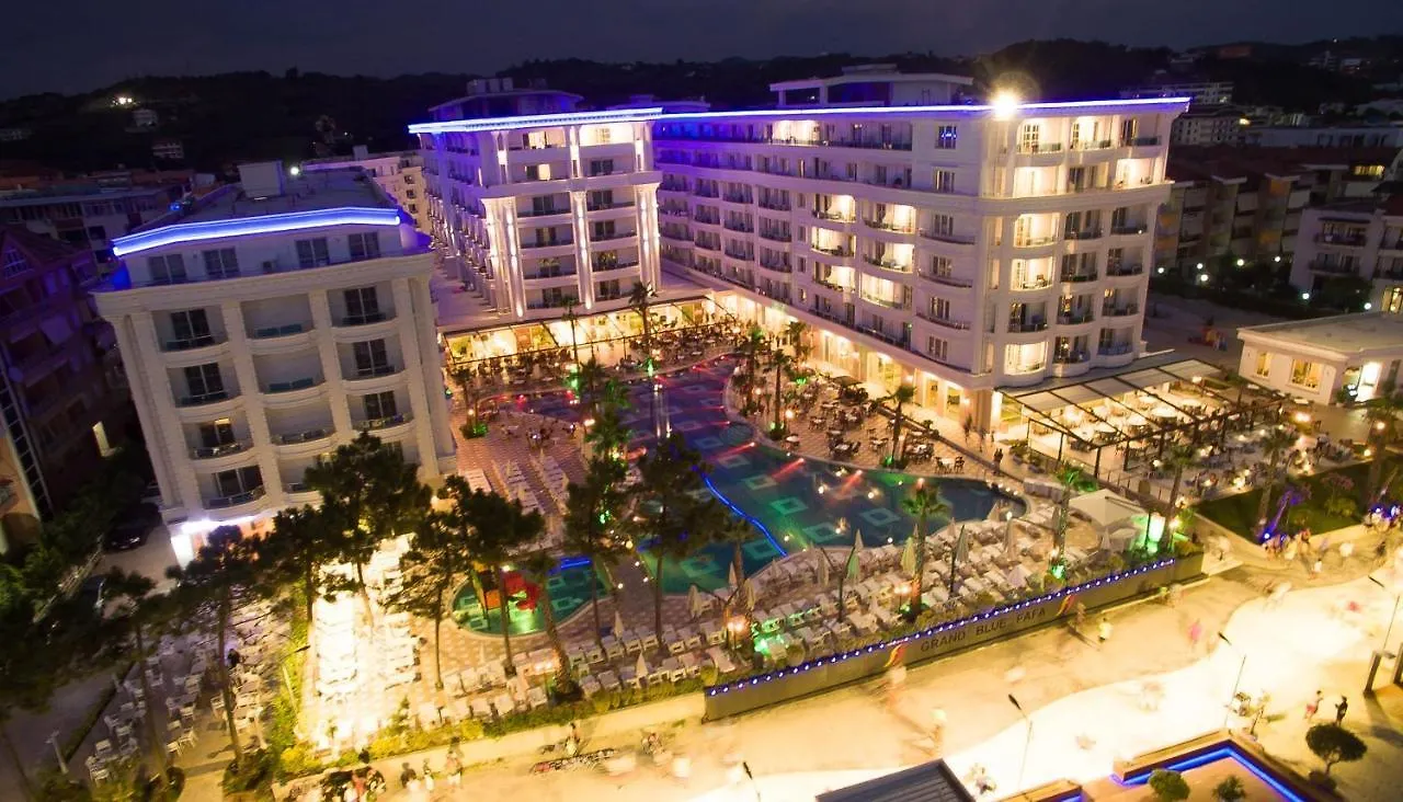Grand Blue Fafa Resort & Spa Kryemedhej 5*,