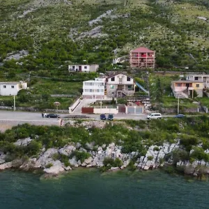  Pensión Lakefront House